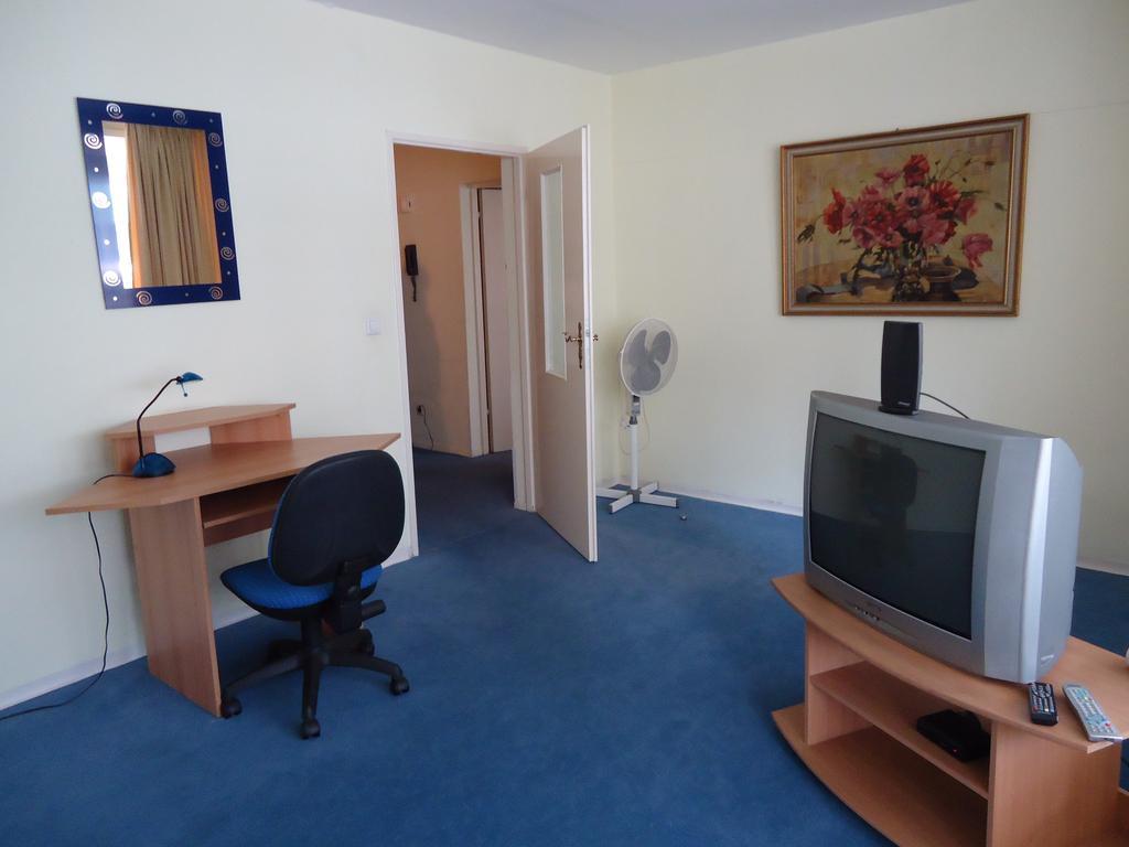 Hotel Kubrat Am Checkpoint Charlie Berlin Phòng bức ảnh