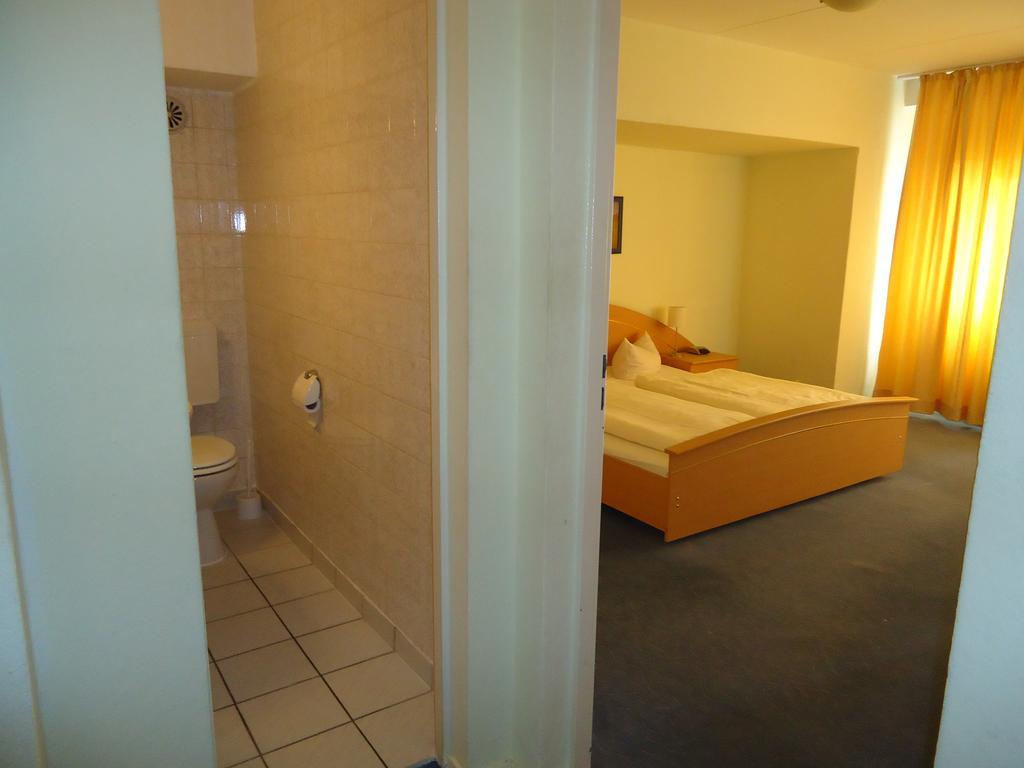 Hotel Kubrat Am Checkpoint Charlie Berlin Phòng bức ảnh