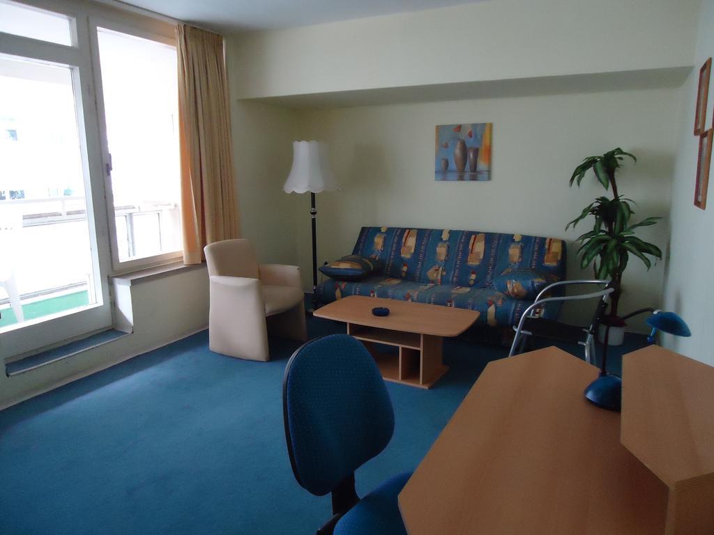 Hotel Kubrat Am Checkpoint Charlie Berlin Phòng bức ảnh