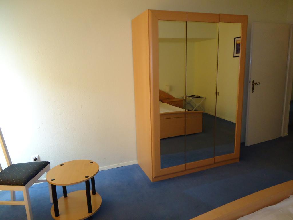 Hotel Kubrat Am Checkpoint Charlie Berlin Phòng bức ảnh