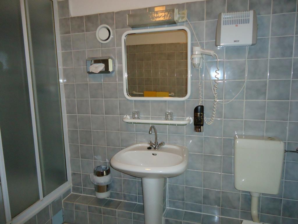 Hotel Kubrat Am Checkpoint Charlie Berlin Phòng bức ảnh