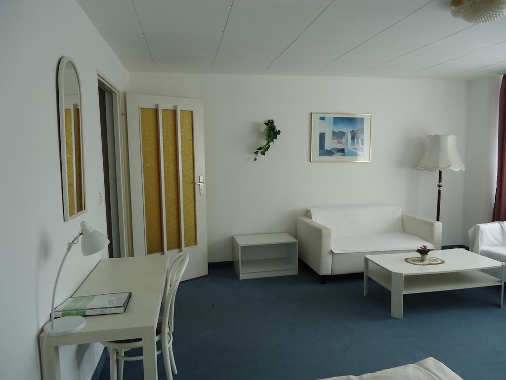 Hotel Kubrat Am Checkpoint Charlie Berlin Phòng bức ảnh