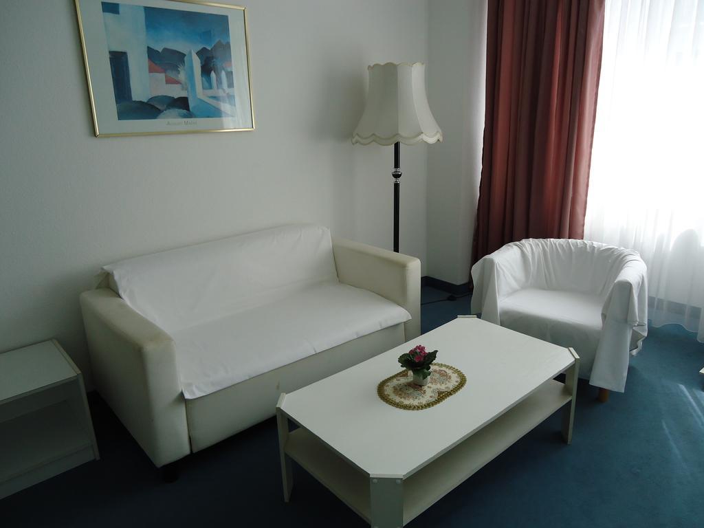 Hotel Kubrat Am Checkpoint Charlie Berlin Phòng bức ảnh