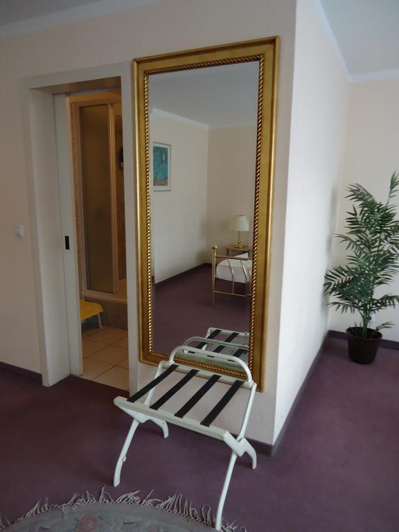 Hotel Kubrat Am Checkpoint Charlie Berlin Phòng bức ảnh