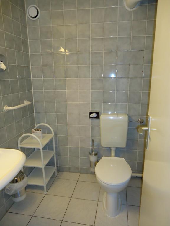 Hotel Kubrat Am Checkpoint Charlie Berlin Phòng bức ảnh