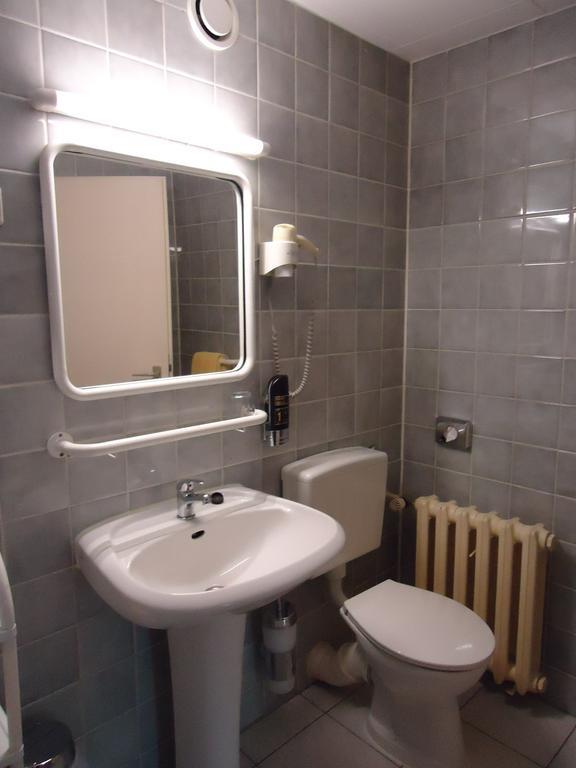 Hotel Kubrat Am Checkpoint Charlie Berlin Phòng bức ảnh