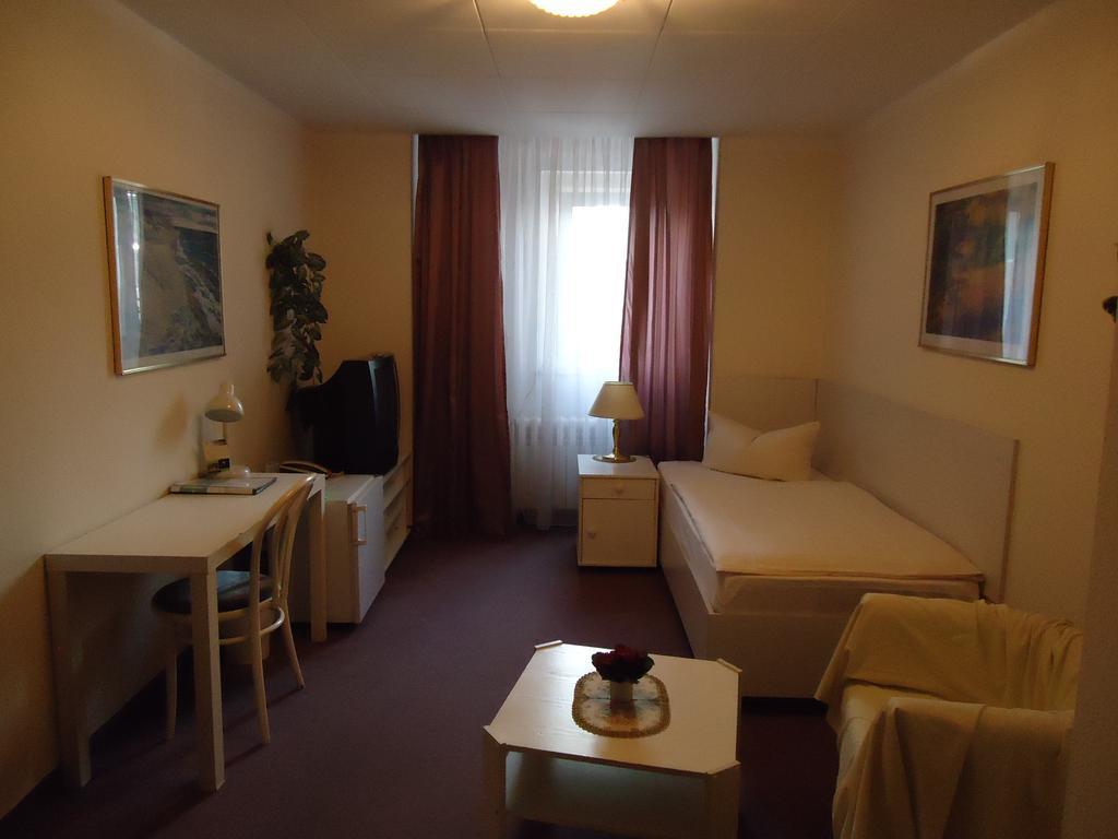 Hotel Kubrat Am Checkpoint Charlie Berlin Phòng bức ảnh